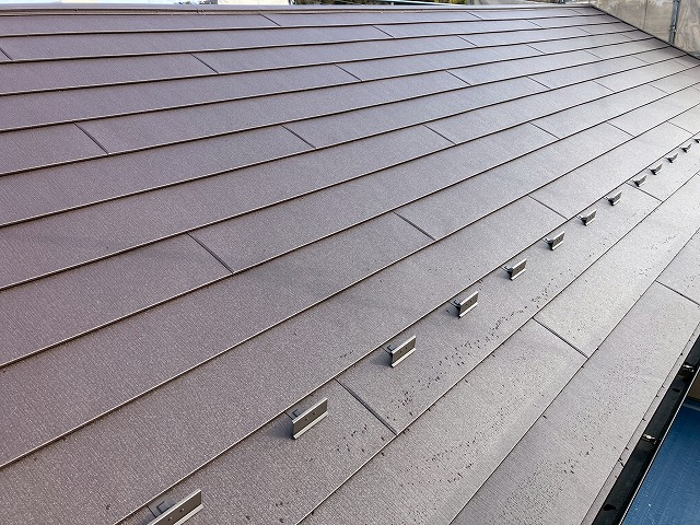 金属屋根材の雪止め金物